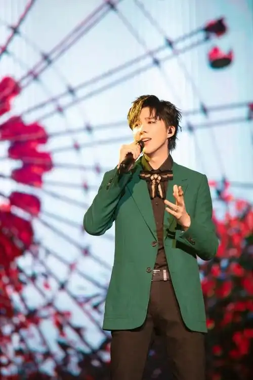 摩登兄弟巡演上海开唱 刘宇宁婚纱裙首秀回馈粉丝