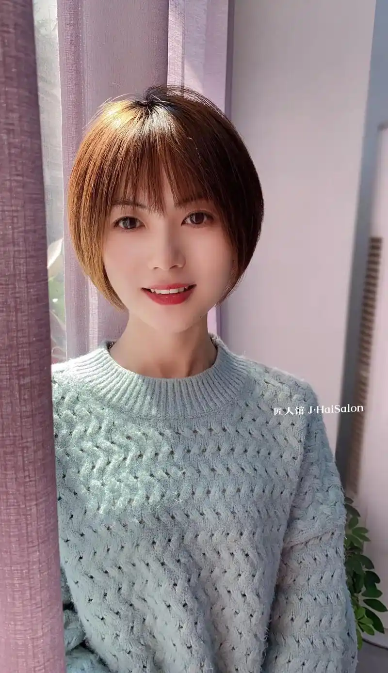 这种短发适合简单休闲服装多的女生百搭, - 抖音