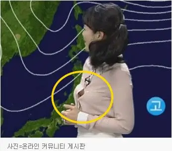 韩国女主播在播气象途中惊见衬衫被撑开露出半边胸部.