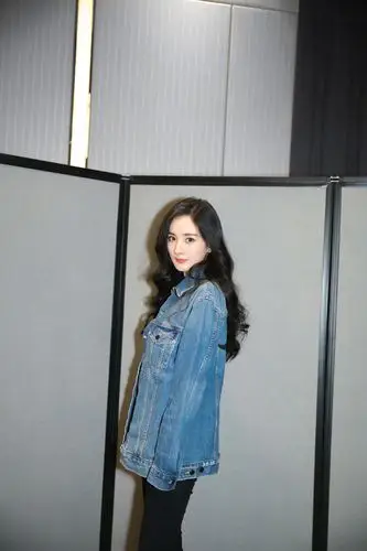 杨幂年后更有料穿涂鸦牛仔衣配露脐衫玲珑身材太养眼