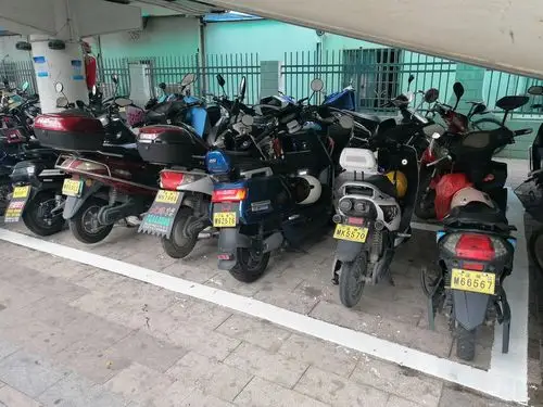 划线后电单车乱停放问题得到有效改善.