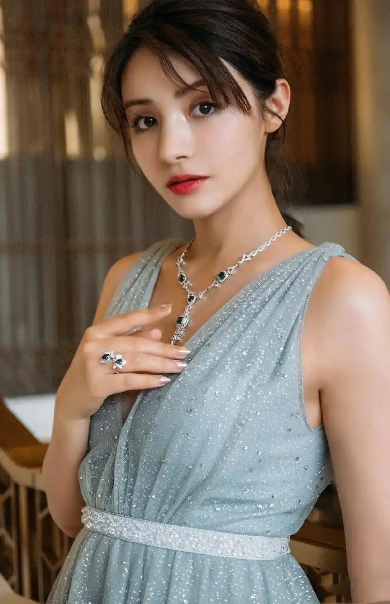 原创产后25天李艾与35天麦迪娜刚生过娃?同穿长裙亮相,身材太惊艳