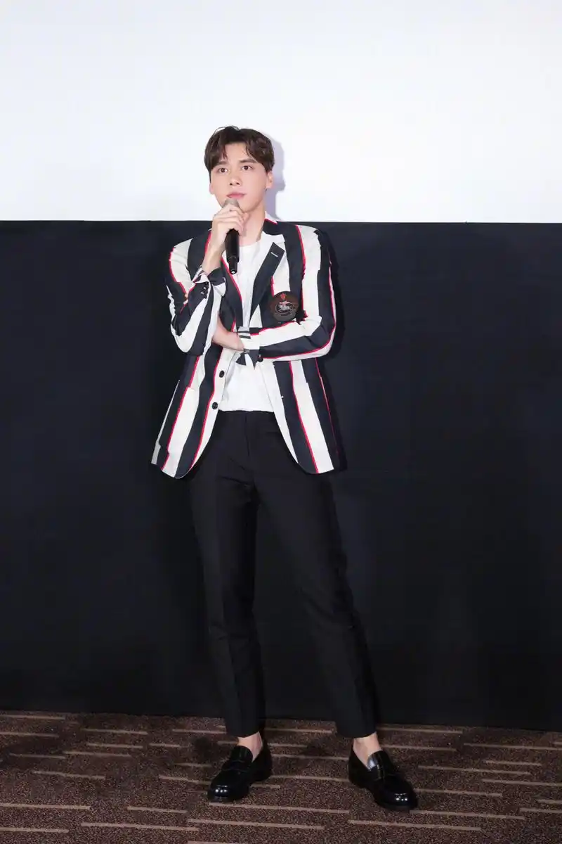 我们的开司李易峰 还在马不停蹄地奔跑,距离电影《动物世界》全球公映