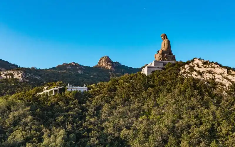 威海赤山浑然天成仰面佛,依据塑成世界最大锻铜神像