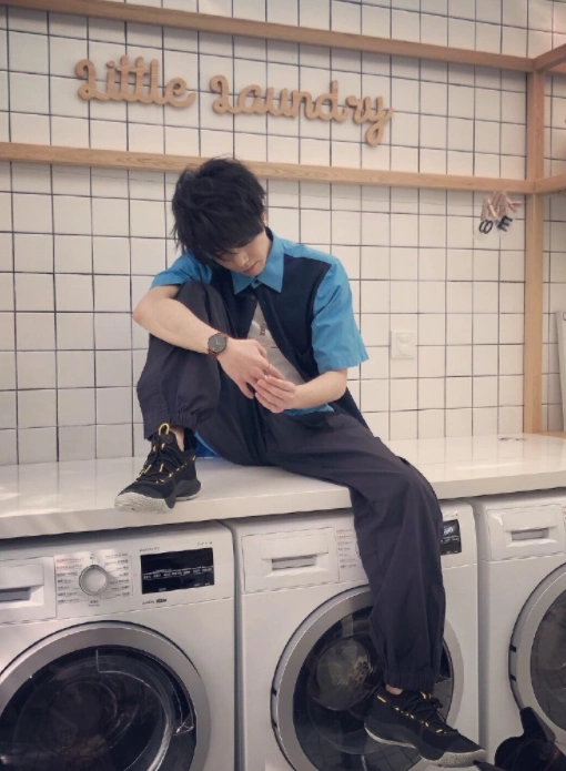 华晨宇与粉丝打赌,抢不到票就剃光头,晒自拍意外解锁"硬汉"风