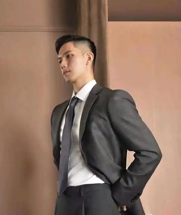 穿梭在cbd和故宫的正装帅哥,他的腿是真的修长!