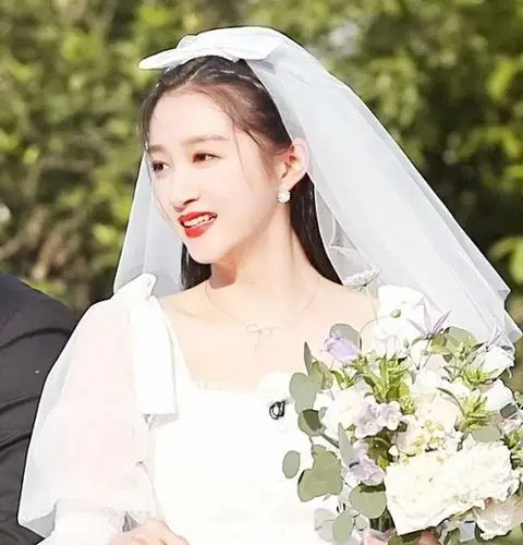 关晓彤婚纱造型亮相 短款婚纱大长腿吸睛尽显俏皮可爱