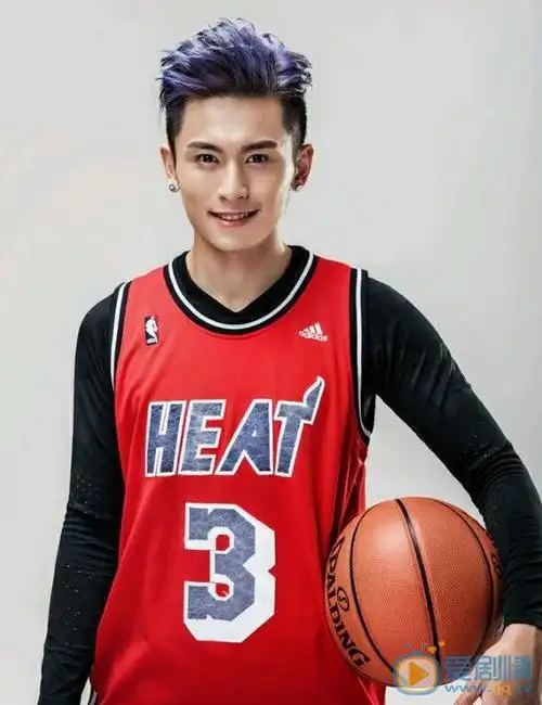 张哲瀚篮球运动写真