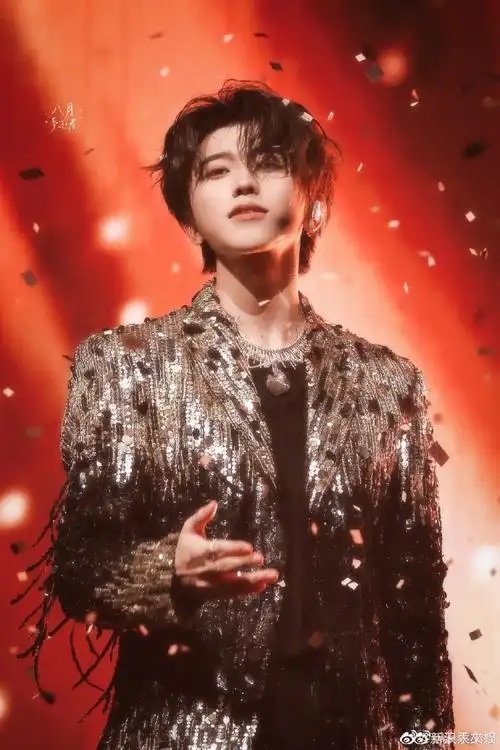 蔡徐坤拿粉丝手机自拍##蔡徐坤澳门演唱会