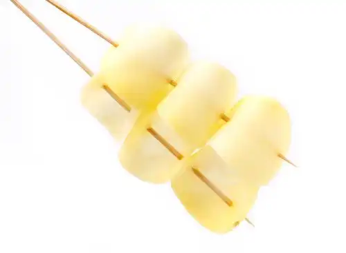 白底上放着土豆串 土豆串