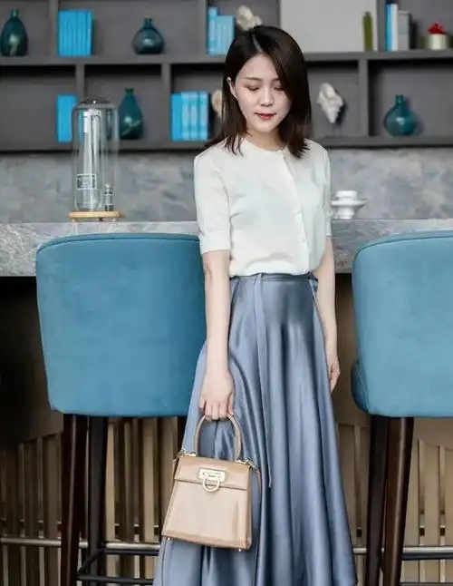 今夏流行一种穿法叫衬衫半裙优雅减龄很洋气