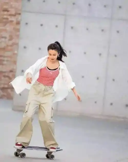 李冰冰踩着滑板精神抖擞,白衬衫造型时尚!_照片_运动_形象