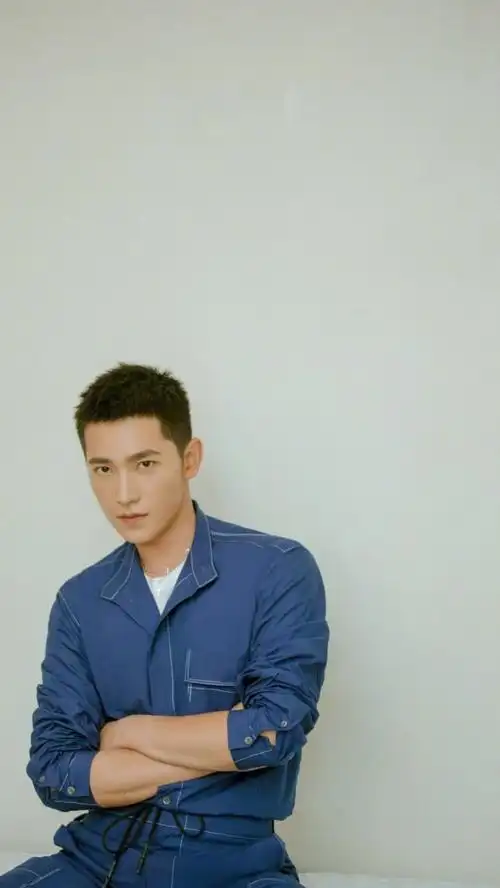 杨洋又换发型了一身蓝色工装现身活动这气质绝了