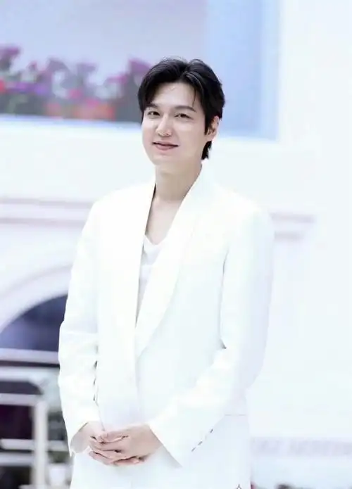 李敏镐严重发福超肿,脖子和下巴连在一起,零修图照流出