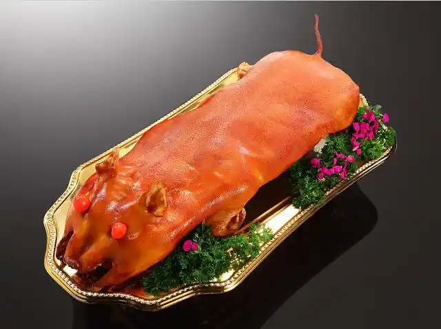 烧乳猪,意指"红皮赤壮",作为清明节的主角,肩负着祭祖和食用的双重