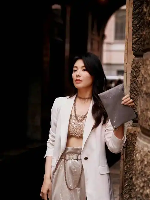 刘涛在米兰用美貌争光穿抹胸大胆露出平坦小腹,造型封神了!