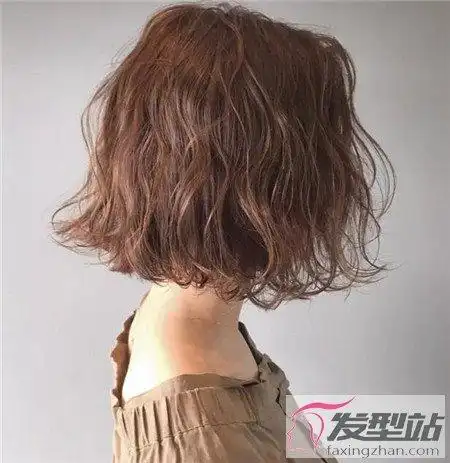 女生短发纹理烫发型 线条感轻盈才是重点