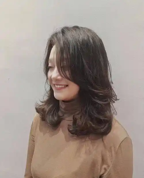 岁女人烫头发:记住"三烫三不烫",显年轻气质,头发蓬松洋气_女性_发型