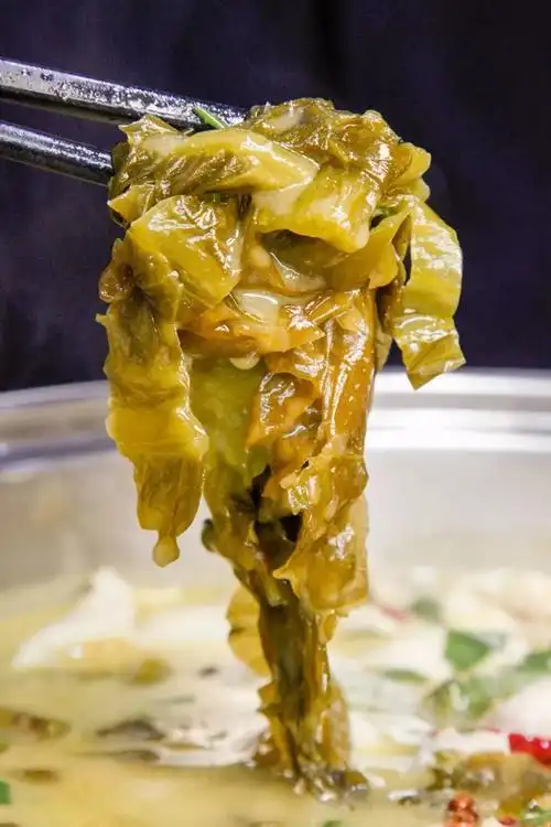 火爆安阳工作日中午都得排队这一口老坛酸菜鱼酸爽