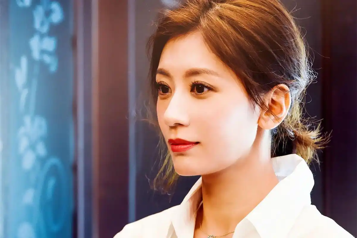 演员贾静雯翻包翻箱视频拍摄软植入多少钱-合作咨询