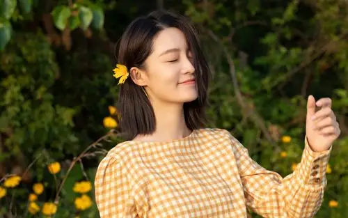 李沁黄色格子衫壁纸48