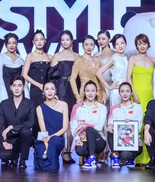 30多位明星大合影,杨幂马伊琍咖位高,细节能看出艺人交际能力