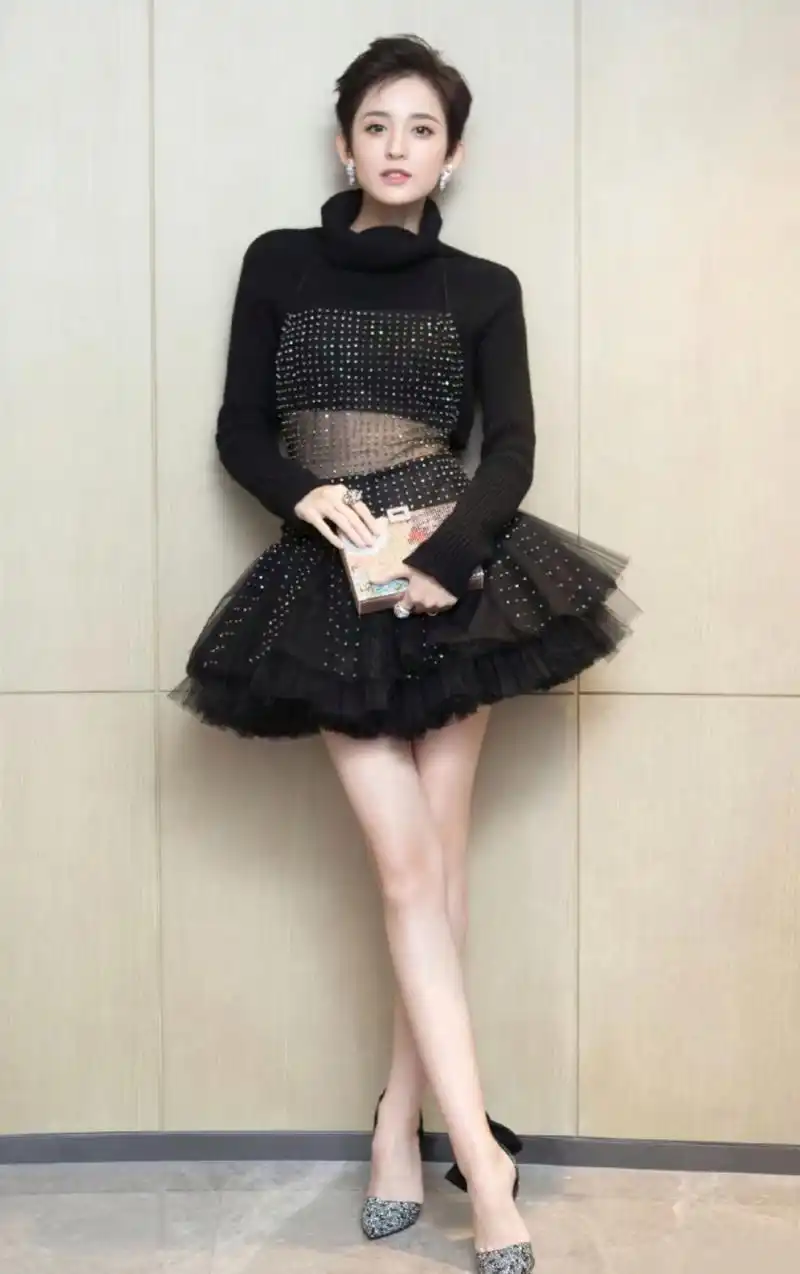 古力娜扎的短发搭配上蓬蓬裙,御姐范儿的同时不失可爱与优雅,加上修长