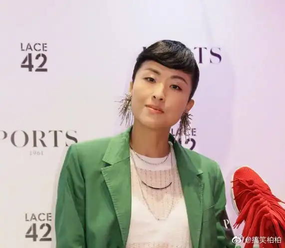 陈奕迅老婆徐濠萦造型不再雷人,绿色西装出席活动有惊艳的感觉