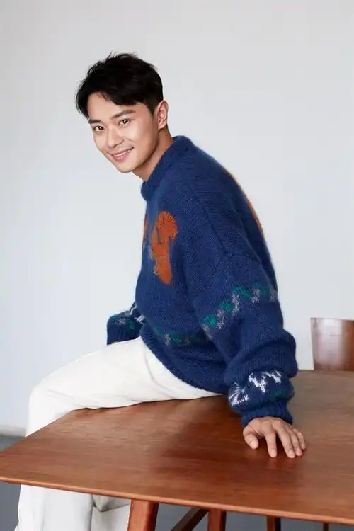 曹骏曝活力写真  清澈眼神演绎秋日时尚