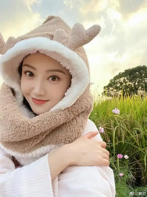 景甜晒周五车内自拍##景甜黄色居家服自拍二宫格