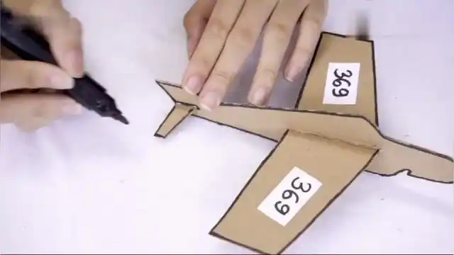 小伙自制纸壳飞机配上皮筋一下就能弹飞很远出去