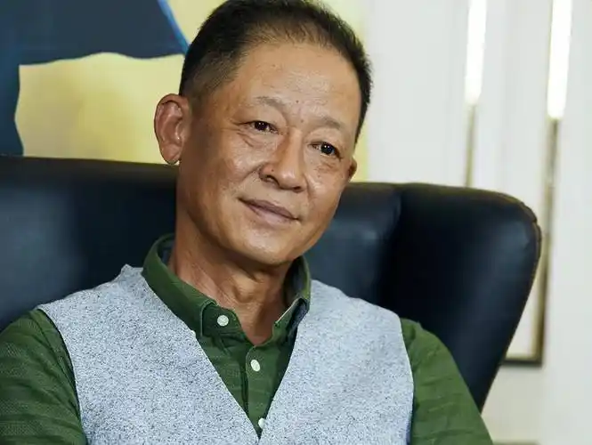 王志文说:"聪明的人嘴甜,讨厌的人会演,而实在的人只有被骗.