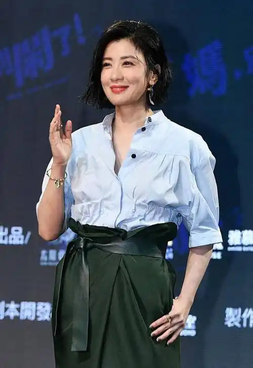 微卷的短发能够完美地修饰贾静雯的脸部轮廓,让贾静雯的脸型看着更加