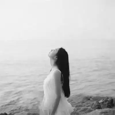 黑白图片伤感哭泣女生