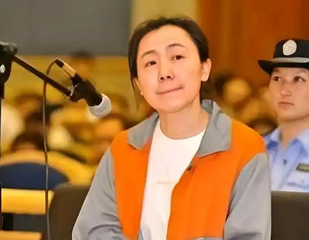 "你看,这里连沙发都没有,镜子都没有一面,甚至上