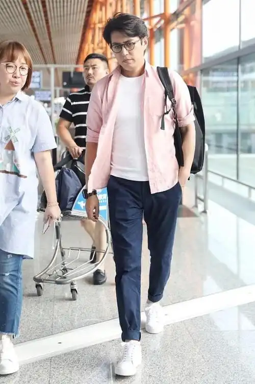 靳东身材发福脸大抢镜,粉色衬衫配白t恤,44岁也扮小鲜肉