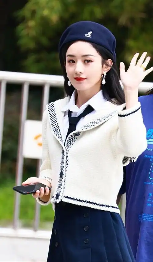 赵丽颖脸型太有优势,校园风穿搭丝毫不突兀,一点不像"孩子妈"|减龄|裙