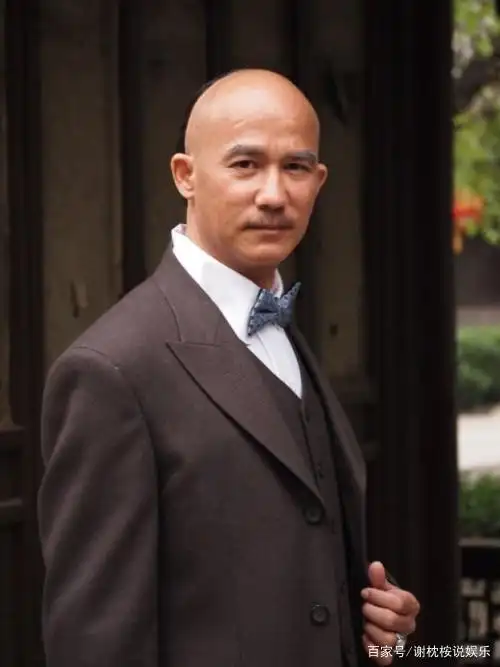 60岁香港老戏骨李子雄,娶38岁娇妻,站在一起像父女