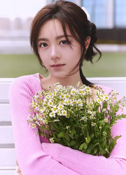 赵今麦的这身装扮完美融合了优雅与时尚的元素,粉色针织开衫温柔可人