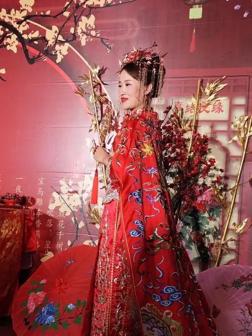 新娘子身穿凤冠霞帔,非常美丽!