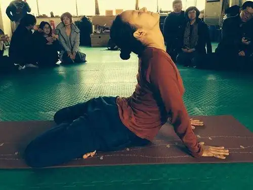 李孝利练瑜伽秀身材:易胖体质得靠运动瘦