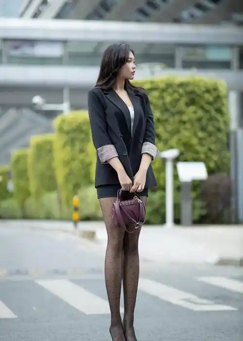 原创街拍小姐姐这条丝袜很有个性看背景就已经很美了