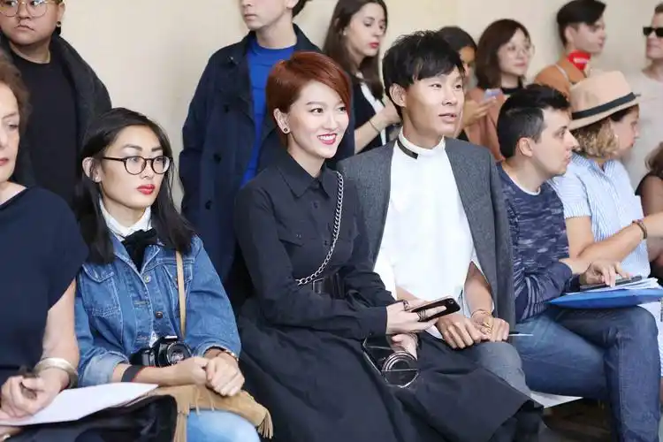 8 蔡淳佳亮相巴黎高定时装周 时尚百搭玩转酷感潮流