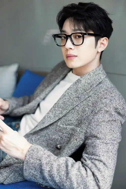 赖冠霖学长风造型释出白净帅气秋日男友的感觉