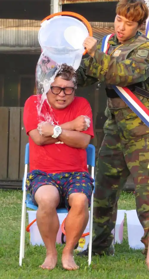 寒流外景被泼整身湿 纳豆搞笑掏洗发精洗头