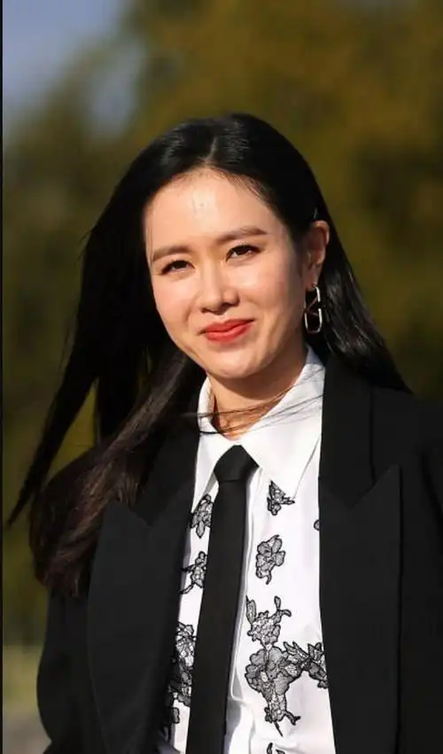 孙艺珍最新看秀造型,除了脸有点僵硬,状态还是好的