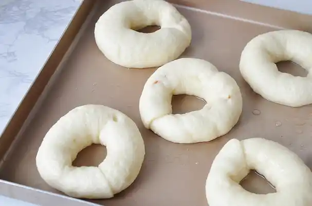 原创这个面包做法挺特殊烤前还得用水煮一煮我家每周都做一回