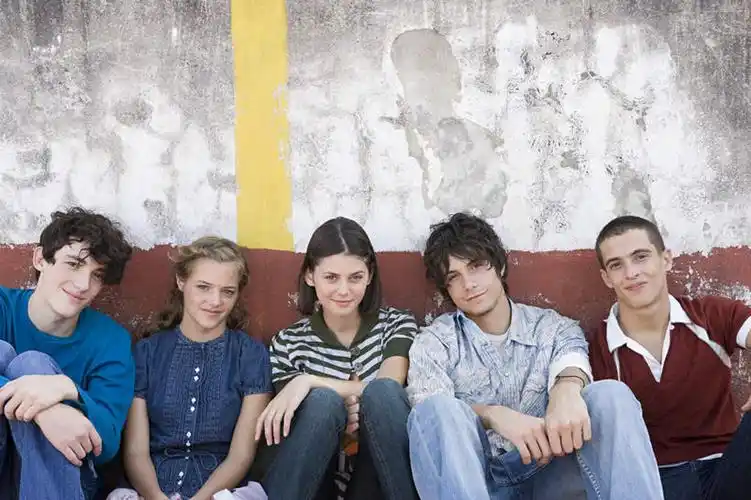 西方人,伙伴,朋友,坐,笑,微笑,露齿笑,横图,室外