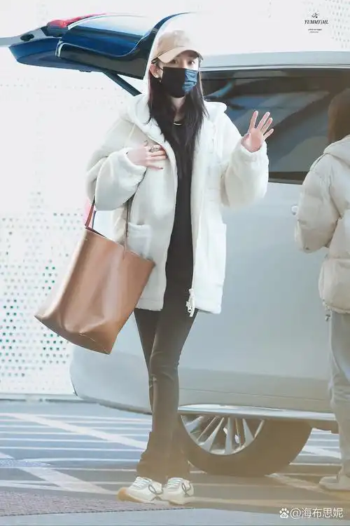 杨幂最近机场穿搭|羊羔毛外套看着好暖和