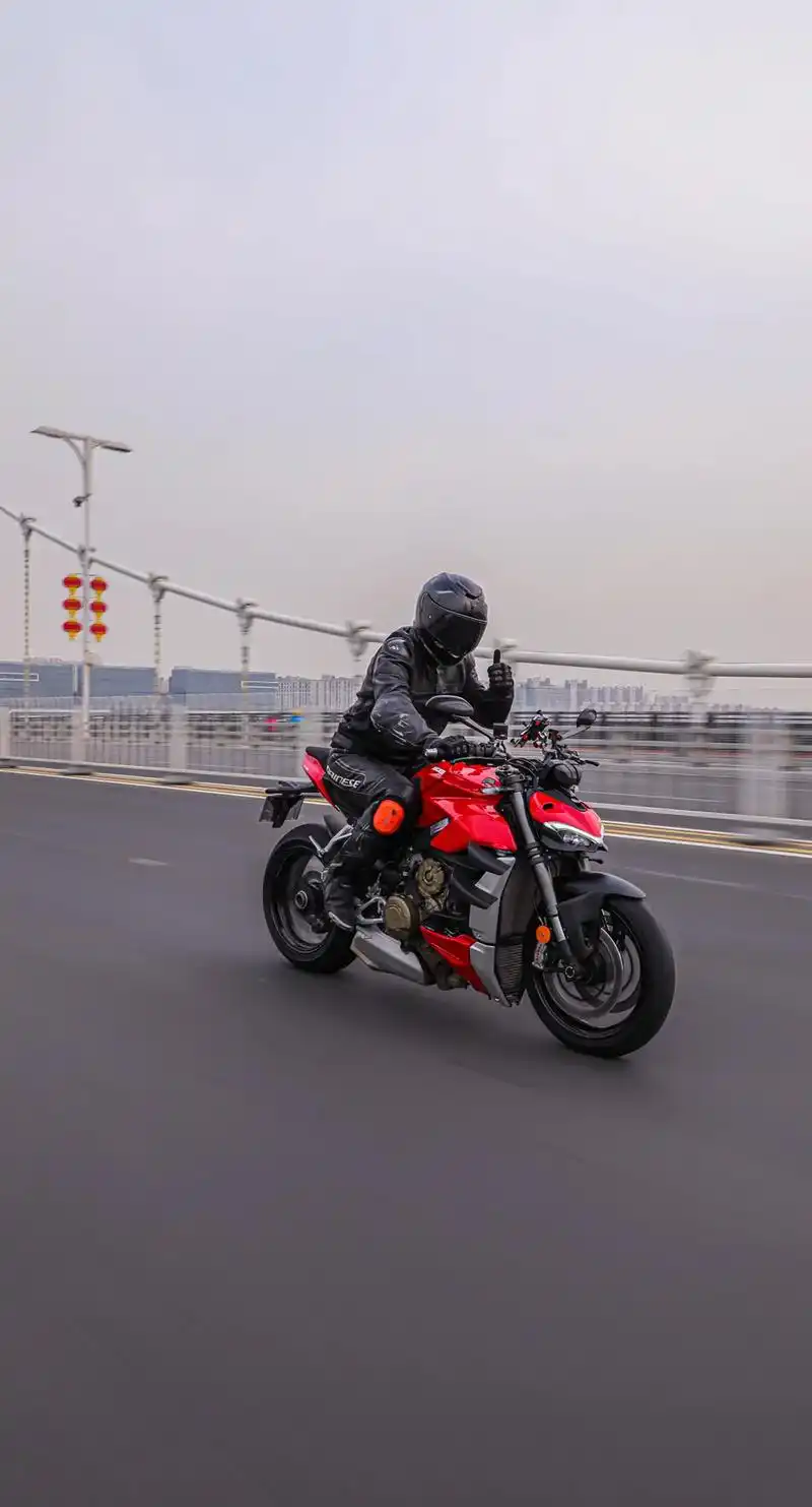 杜卡迪街霸v4.#杜卡迪 #摩托车 #机车摄影 #追焦 #图 - 抖音